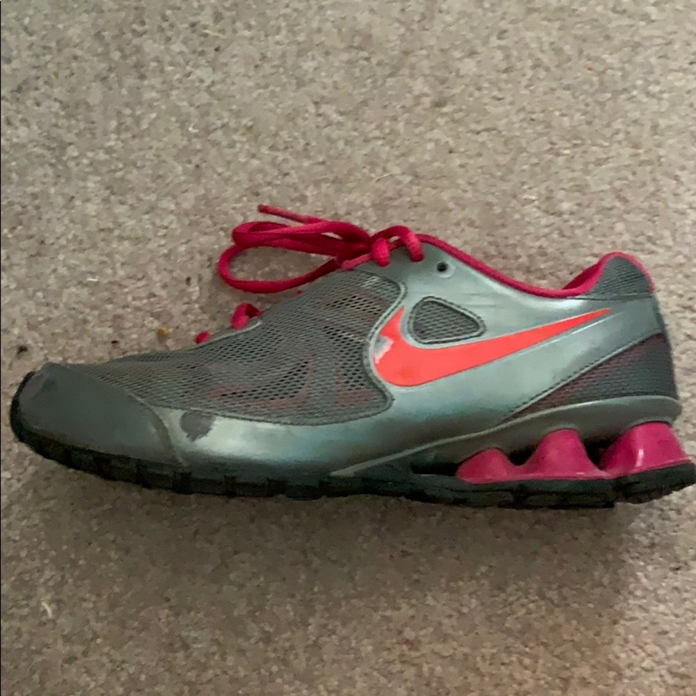 Size 6 women’s Nike running shoes/sneakers - Picture 2 of 3
